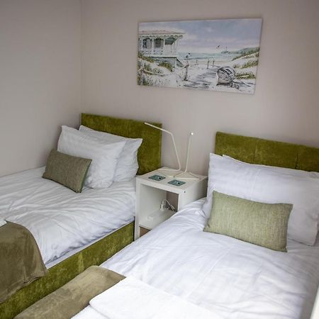 Wave Stays - Ground Floor Apartment - Outside Seating Area คลีฟลีส์ ภายนอก รูปภาพ