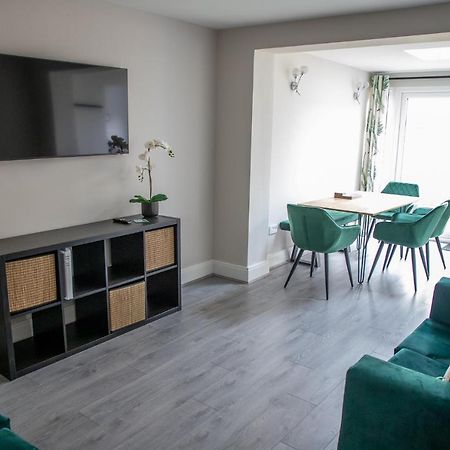 Wave Stays - Ground Floor Apartment - Outside Seating Area คลีฟลีส์ ภายนอก รูปภาพ