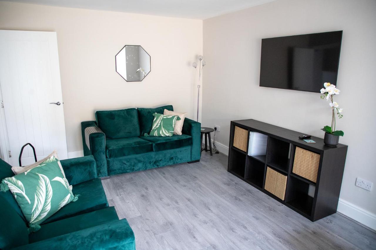 Wave Stays - Ground Floor Apartment - Outside Seating Area คลีฟลีส์ ภายนอก รูปภาพ